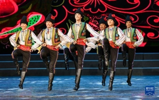 7月21日，哈薩克斯坦薩爾塔納國家舞蹈團(tuán)的演員在演出。