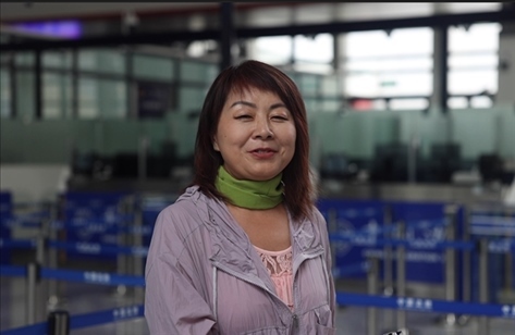 7月22日，曾經(jīng)在老撾瑯勃拉邦工作過3年的加拿大華僑孫月玲乘坐中老鐵路國際旅客列車從中國出境。衛(wèi)海林 攝