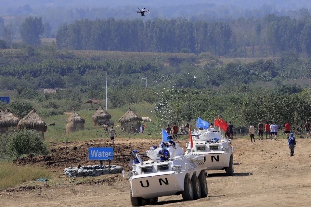 ↑2021年9月15日，在“共同命運-2021”國際維和實兵演習綜合演練中，維和分隊采用無人機拋撒傳單宣傳和平理念。新華社記者 劉芳 攝