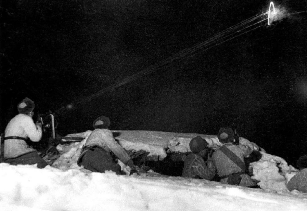  ↑1950年12月，在朝鮮長津湖，中國人民志愿軍第27軍連隊機槍手向美軍陣地射擊。新華社發(fā)（張崇岫 攝）