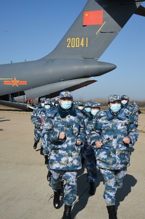↑2020年2月17日，一批軍隊支援湖北醫(yī)療隊員抵達武漢天河機場。新華社記者 黎云 攝