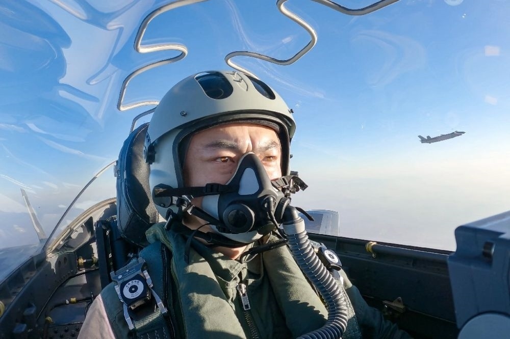 ↑全國人大代表、“強軍先鋒飛行大隊”大隊長高中強進行編隊飛行訓練（2023年2月9日攝）。新華社發(fā)（姜皓元 攝）