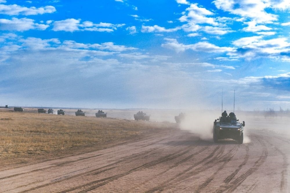 ↑陸軍第81集團軍某旅“松骨峰特功連”隨所在營進行長途機動（2022年4月12日攝）。新華社發(fā)（李乃超 攝）