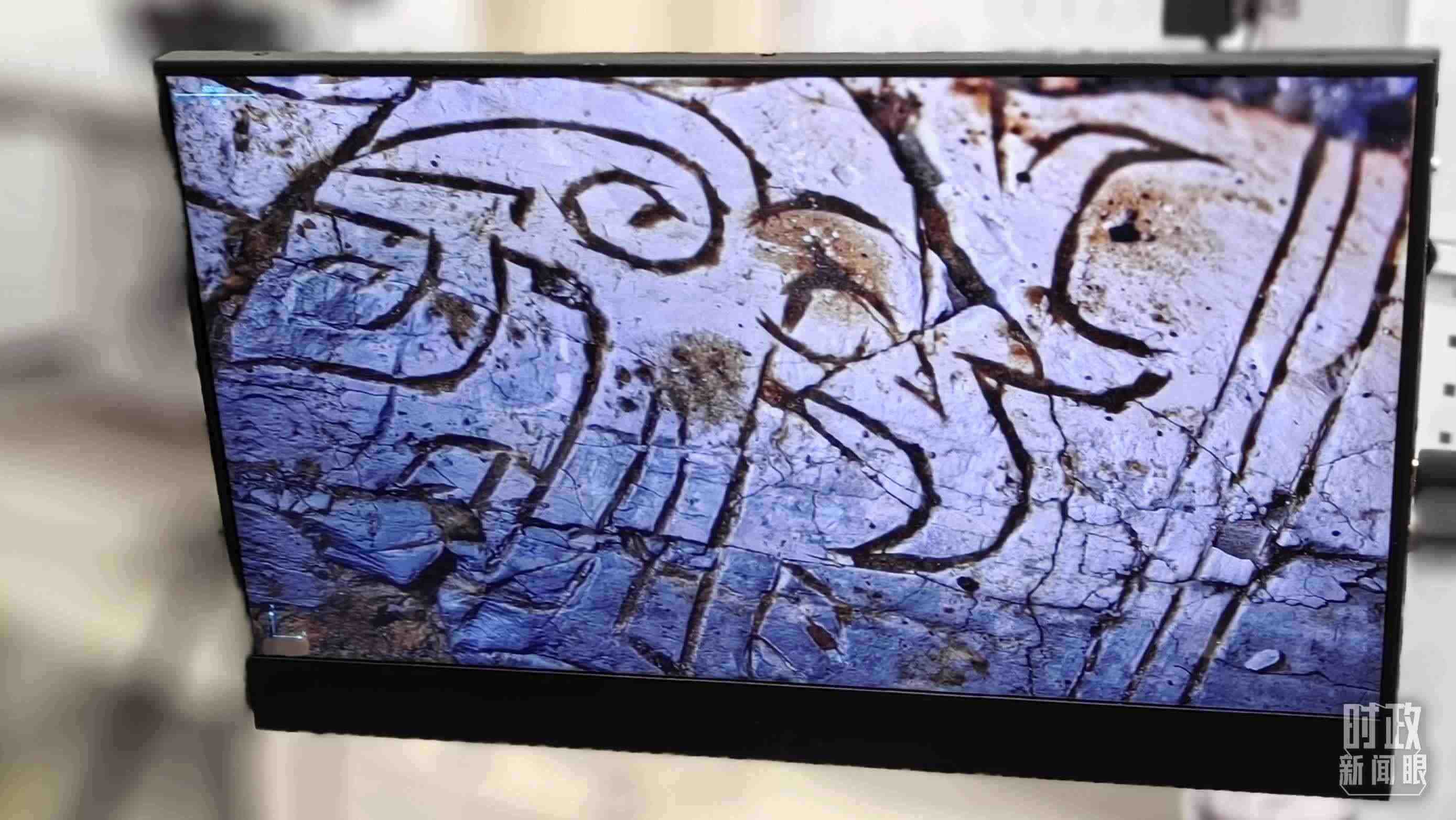 △顯微鏡下，三星堆文物的紋路清晰可見(jiàn)。（總臺(tái)央視記者王萌萌拍攝）