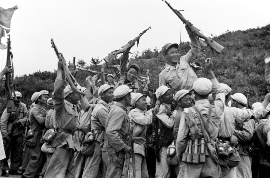  這是中國人民志愿軍和朝鮮人民軍一起歡慶戰(zhàn)斗勝利。新華社發(fā)（資料照片）
