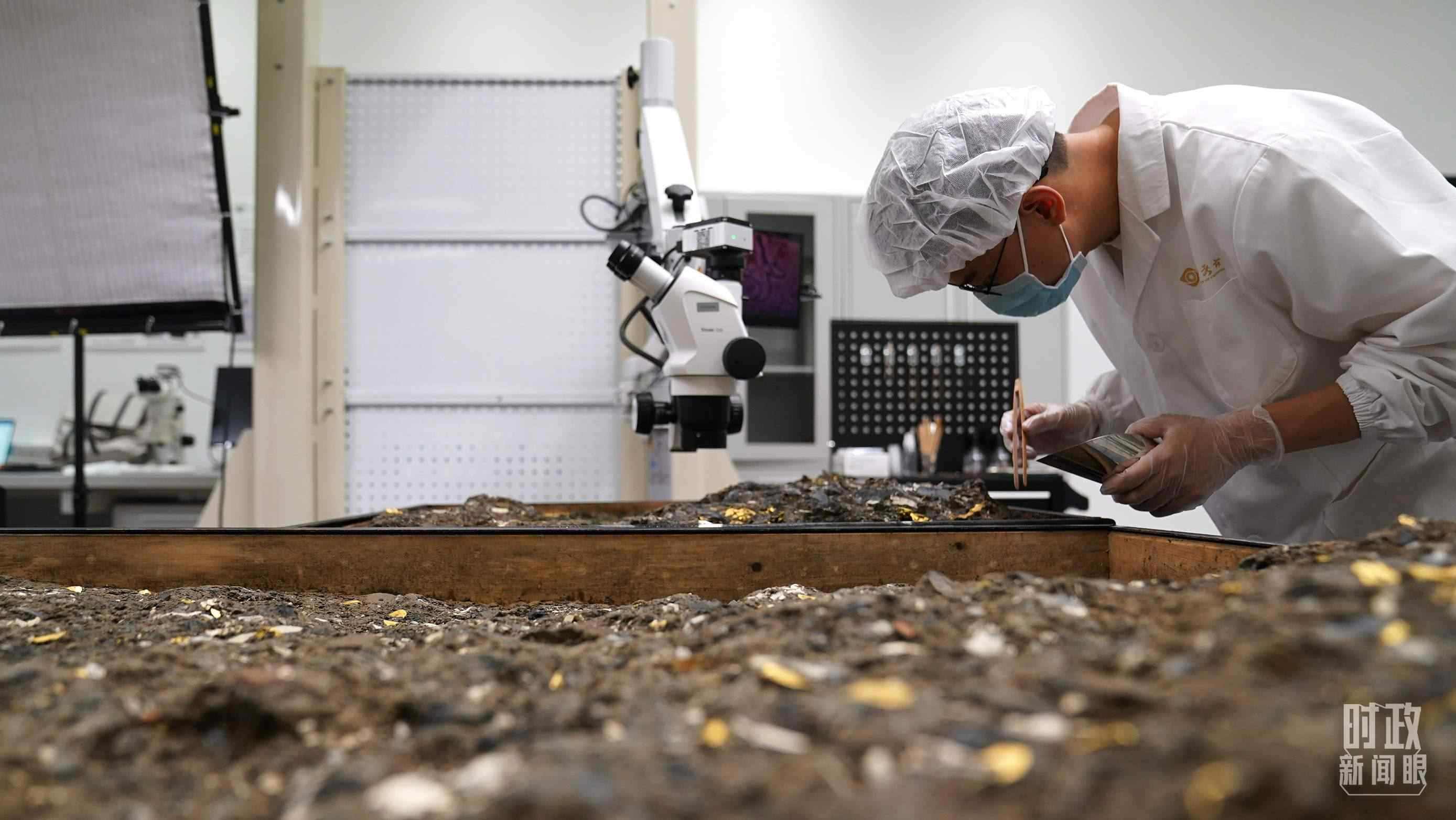 △工作中的三星堆文保人員。（總臺(tái)國(guó)廣記者李晉拍攝）
