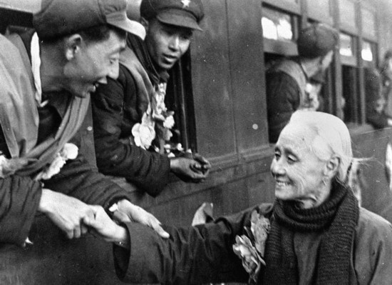 全國的鐵路工人們，一批批地志愿前往朝鮮前線工作，這是隴海路的鐵路工人魏志杰在臨行時和他母親告別的情形。新華社發(fā)（資料照片）