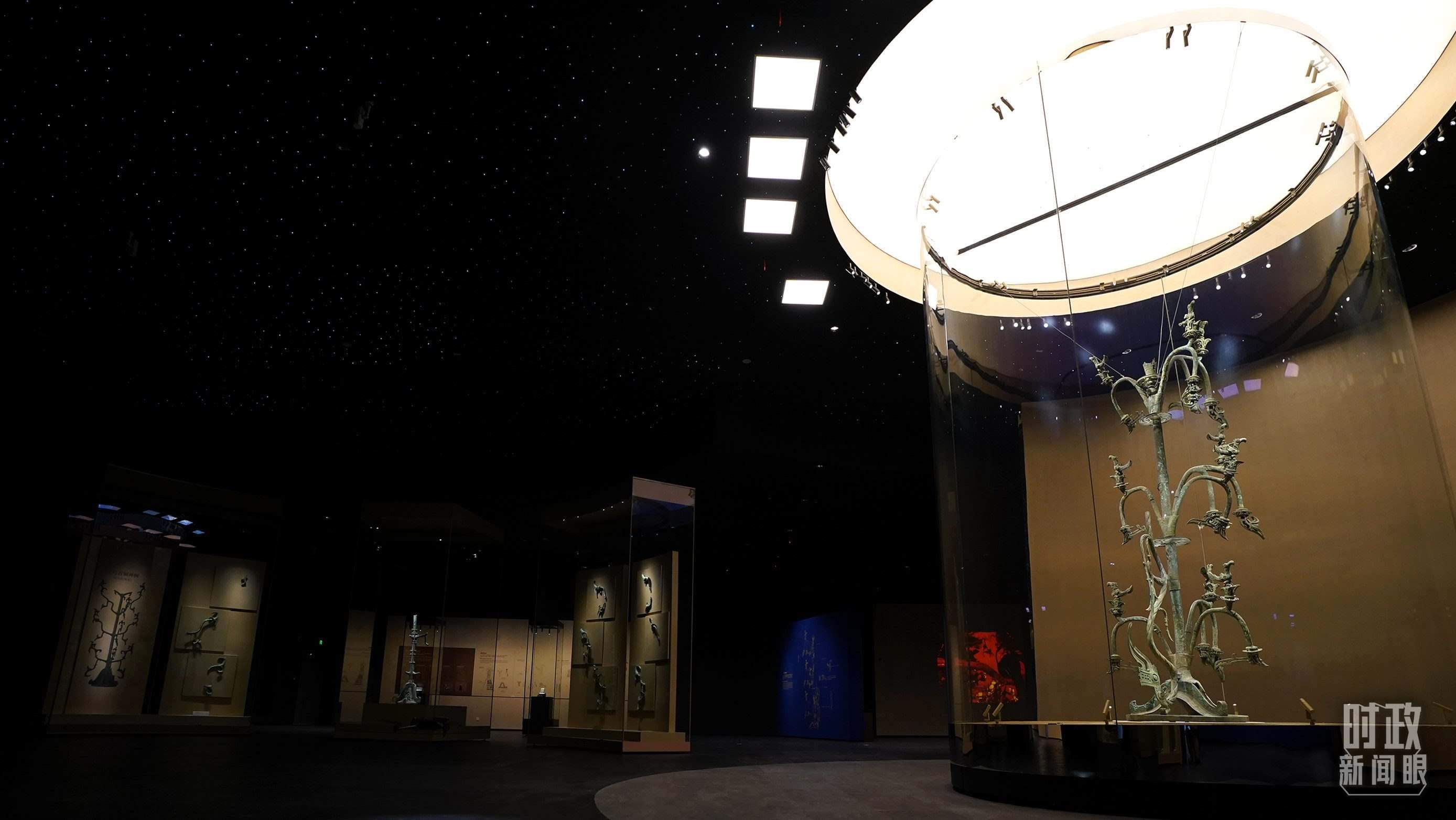 △三星堆出土的青銅神樹(shù)。（總臺(tái)國(guó)廣記者李晉拍攝）