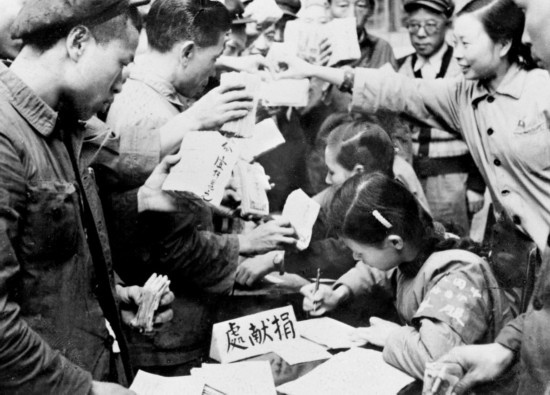 全國各地工商界踴躍捐獻款項，支援志愿軍。這是重慶市工商業(yè)者捐獻的情形。新華社發(fā)（資料照片）