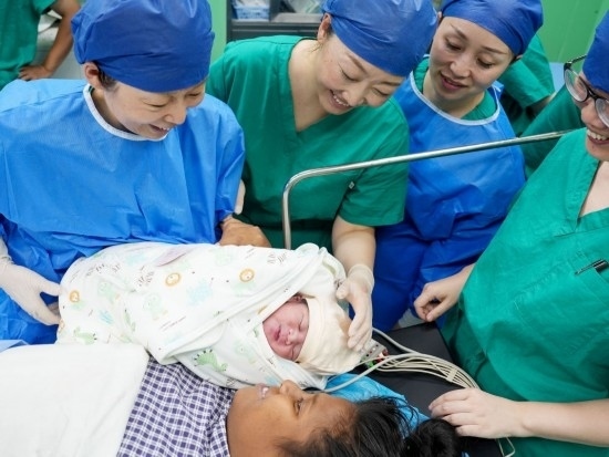 中國海軍“和平方舟”號醫(yī)院船在基里巴斯為29歲的塔拉瓦居民德阿瑞接生了一名“和平寶寶”（2023年7月16日攝）。新華社發(fā)（劉偉 攝）