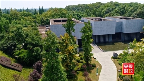 △2021年正式投入使用的三星堆文物保護(hù)修復(fù)館，堅(jiān)持保護(hù)修復(fù)與考古研究同步進(jìn)行，館內(nèi)分文保工作區(qū)和參觀區(qū)。