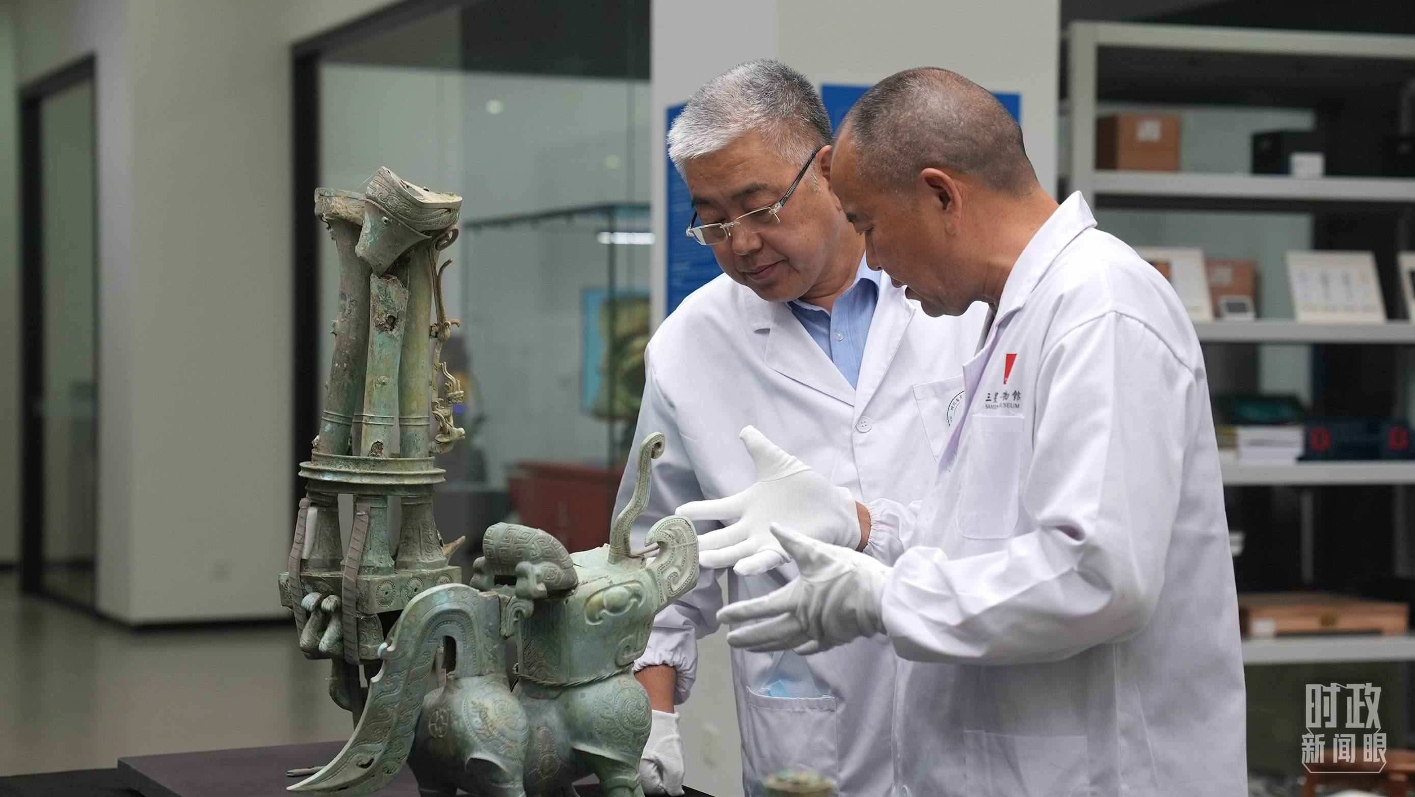 △三星堆文保專家正在就修復(fù)方案進(jìn)行討論。（總臺(tái)央視記者劉琦拍攝）