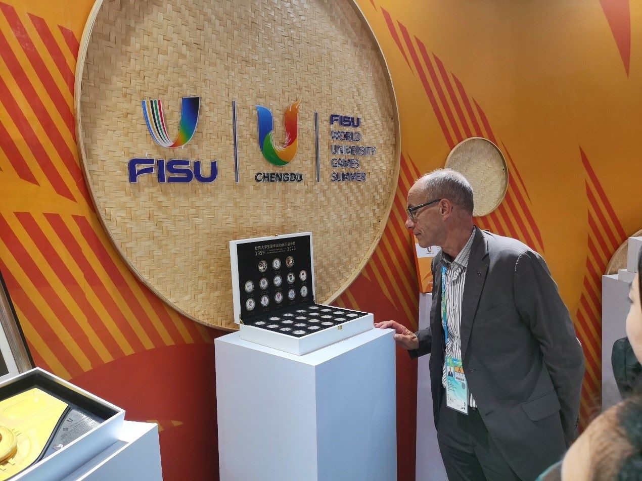 國際大體聯(lián)代理主席雷諾·艾德參觀大運會特許商品。 人民網(wǎng)記者 楊磊攝