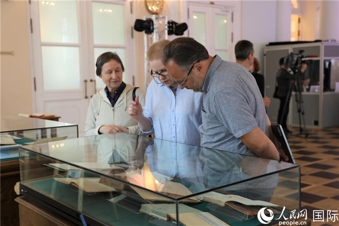 中俄圖書(shū)館論壇嘉賓共同參觀由俄羅斯國(guó)立列寧圖書(shū)館舉辦的館藏中國(guó)古籍善本圖書(shū)展。人民網(wǎng)記者 隋鑫攝