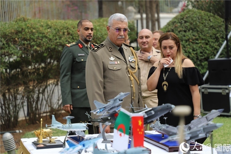 圖為與會(huì)嘉賓參觀招待會(huì)設(shè)置的武器裝備模型展臺(tái)。人民網(wǎng)記者 王傳寶攝