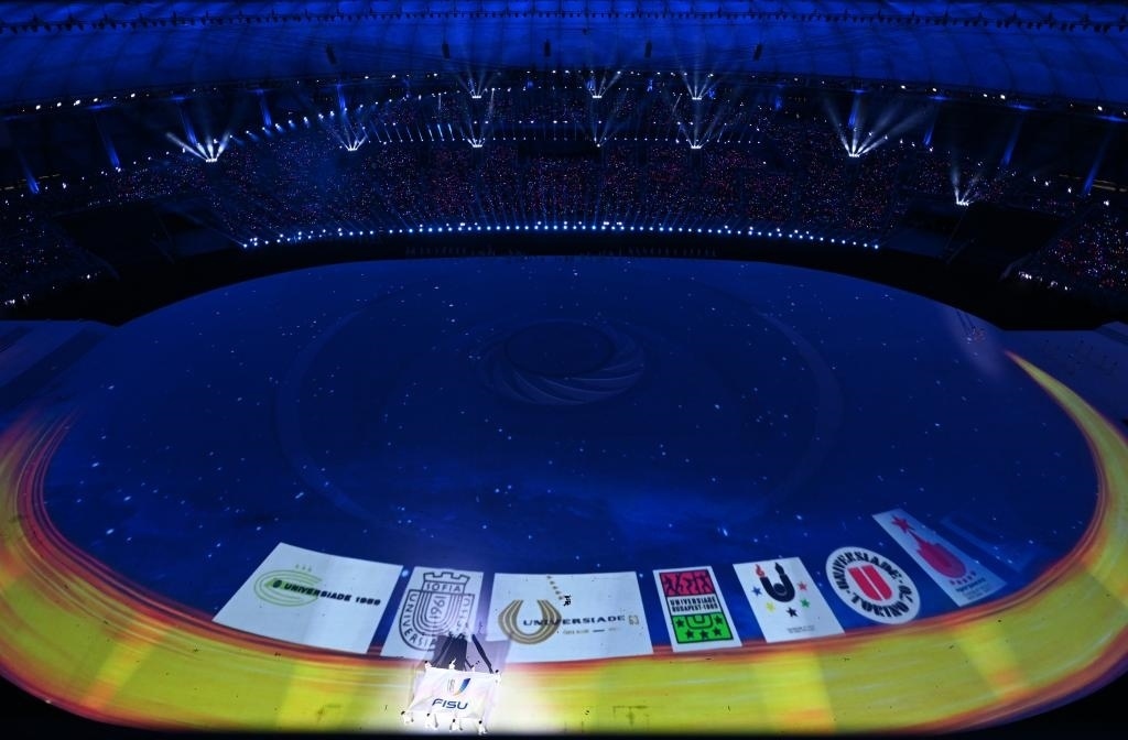 7月28日，國(guó)際大學(xué)生體育聯(lián)合會(huì)會(huì)旗在開(kāi)幕式上入場(chǎng)。新華社記者劉磊攝