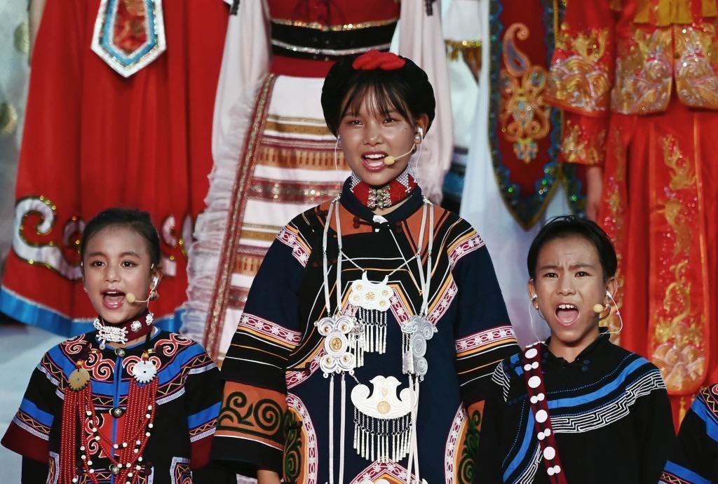 7月28日，吉好有果（中）在開(kāi)幕式上表演。新華社記者陳澤國(guó)攝