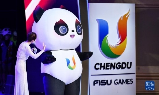 7月29日，成都大運會吉祥物“蓉寶”在聯(lián)歡會現(xiàn)場。新華社記者 張端 攝