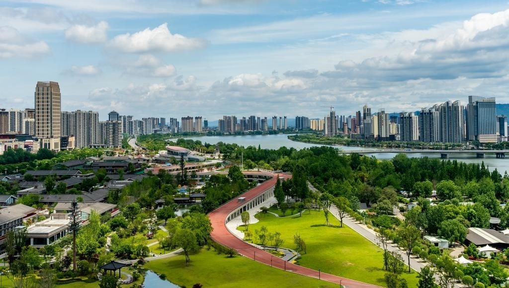 4月30日拍攝的天漢濕地公園景色。新華社發(fā)（李偉 攝）