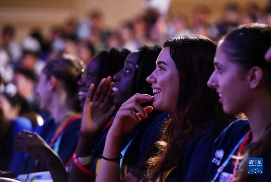 7月29日，外國運動員在聯(lián)歡會現(xiàn)場觀看節(jié)目。新華社記者 張端 攝