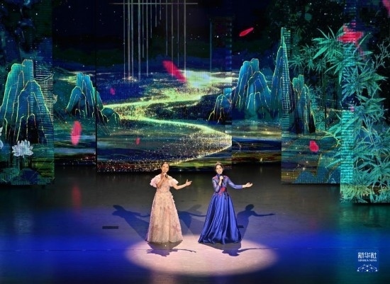 7月29日，演員在聯(lián)歡會現(xiàn)場演唱。新華社記者 蔡湘鑫 攝