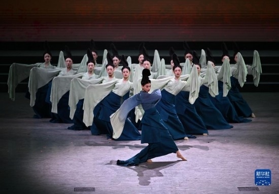 7月29日，演員在聯(lián)歡會現(xiàn)場表演《只此青綠》。新華社記者 蔡湘鑫 攝