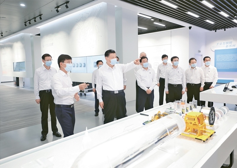 2023年7月5日至7日，中共中央總書記、國(guó)家主席、中央軍委主席習(xí)近平在江蘇考察。這是5日下午，習(xí)近平在蘇州工業(yè)園區(qū)考察。 新華社記者 鞠鵬/攝