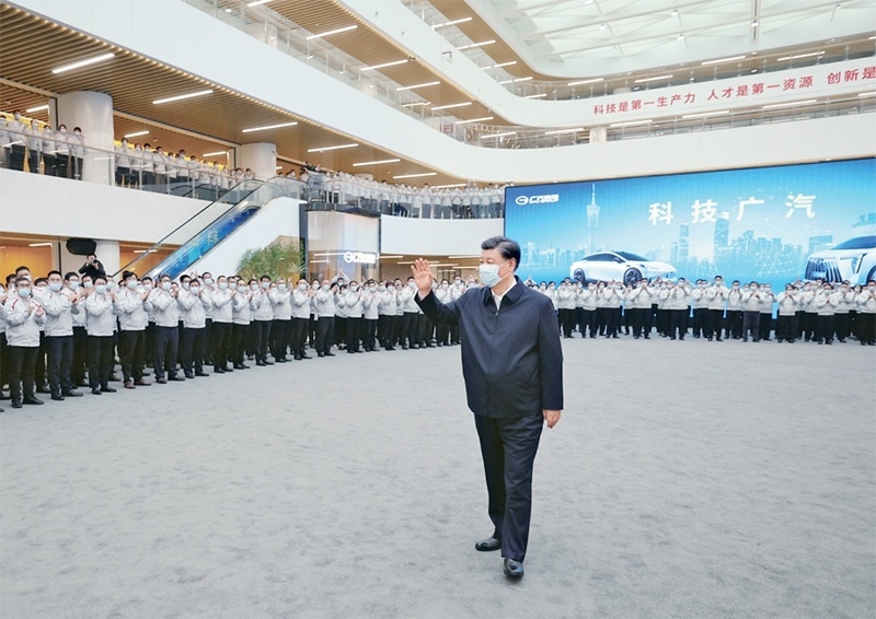 2023年4月10日至13日，中共中央總書記、國(guó)家主席、中央軍委主席習(xí)近平在廣東考察。這是12日下午，習(xí)近平在廣汽研究院向職工們揮手致意。 新華社記者 鞠鵬/攝