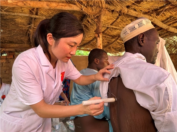 圖為吉安市中心人民醫(yī)院中醫(yī)科副主任醫(yī)師王李妮為患者進(jìn)行針灸治療。中國駐乍得醫(yī)療隊提供