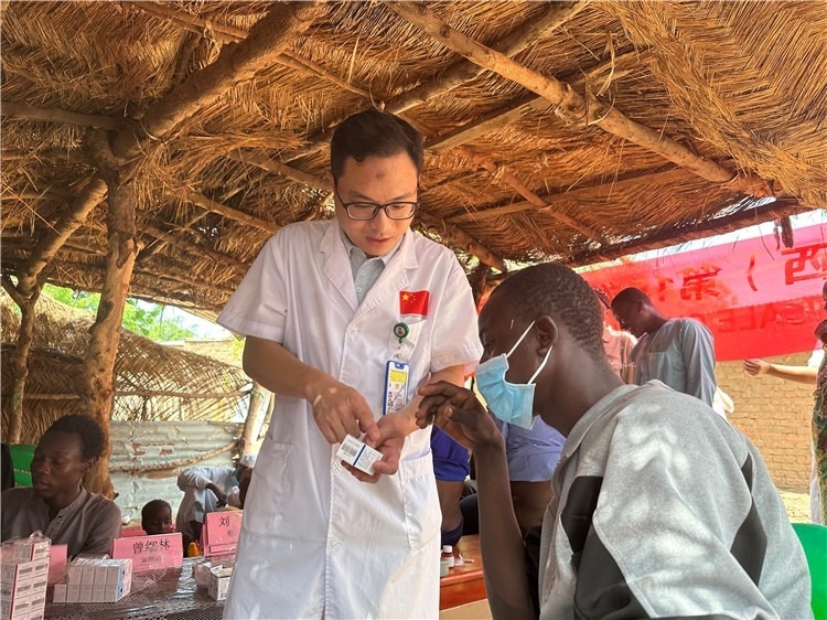圖為南昌大學(xué)第一附屬醫(yī)院病理科主治醫(yī)師張振東為村民解說藥品使用方法。中國駐乍得醫(yī)療隊供圖