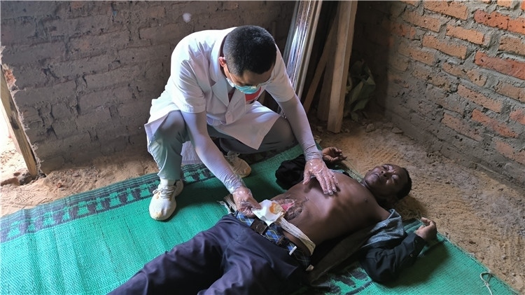 圖為南昌大學(xué)第二附屬醫(yī)院胃腸外科主治醫(yī)師周智勇檢查切口疝患者。中國駐乍得醫(yī)療隊供圖