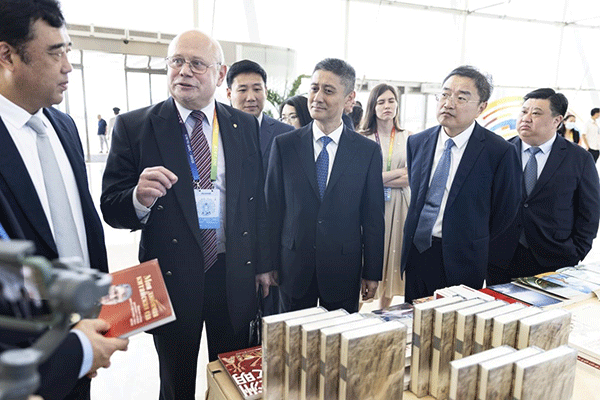 與會嘉賓參觀主題書展。人民畫報社供圖