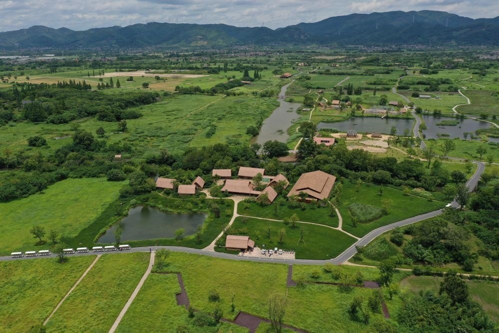 這是在浙江省杭州市余杭區(qū)拍攝的良渚古城遺址公園（2022年7月6日攝，無(wú)人機(jī)照片）。新華社記者 黃宗治 攝