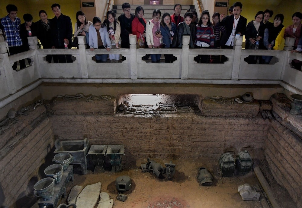 游客在河南安陽(yáng)殷墟宮殿宗廟遺址內(nèi)的婦好墓參觀（2018年10月12日攝）。新華社記者 李安 攝