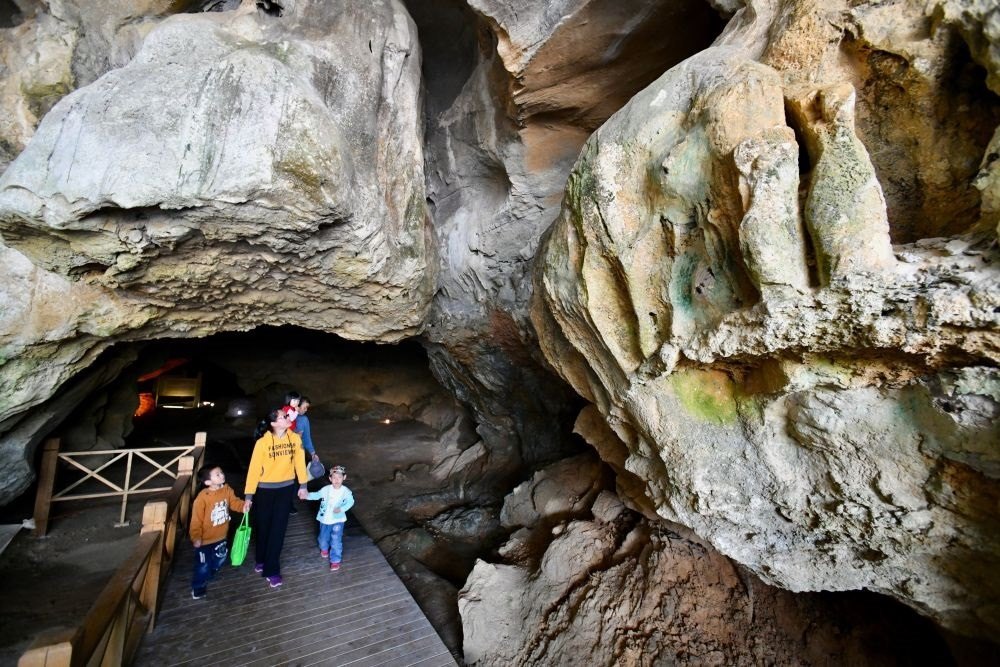 游人在位于福建省三明市三元區(qū)巖前鎮(zhèn)的萬(wàn)壽巖遺址船帆洞游覽（2020年4月9日攝）。新華社記者 姜克紅 攝