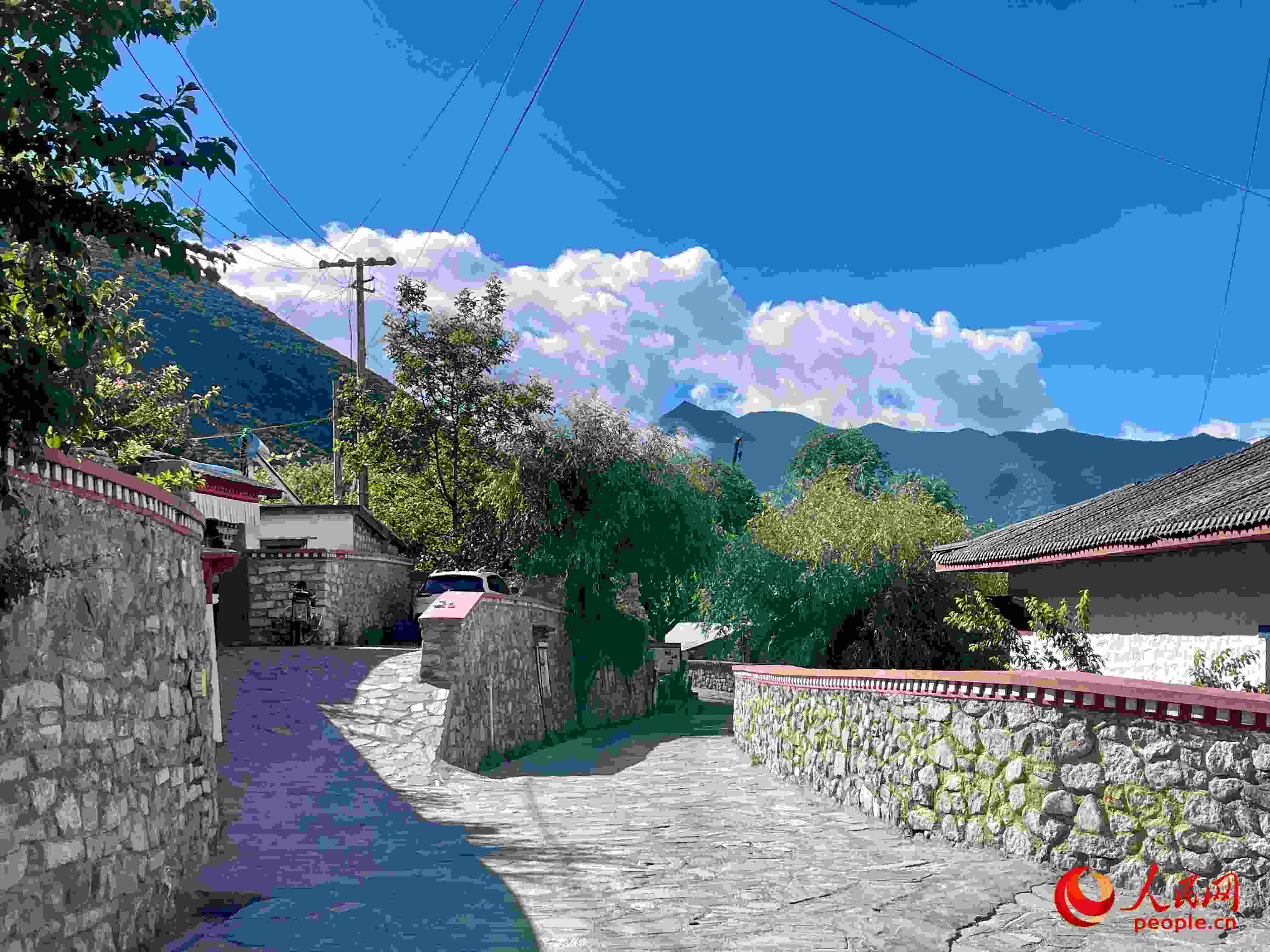 嘎拉村的村貌。人民網(wǎng) 周靜圓攝