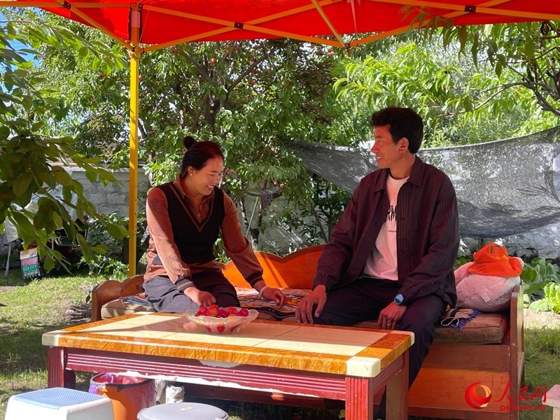 嘎拉村村民達(dá)瓦堅(jiān)參和他的妻子。人民網(wǎng) 周靜圓攝