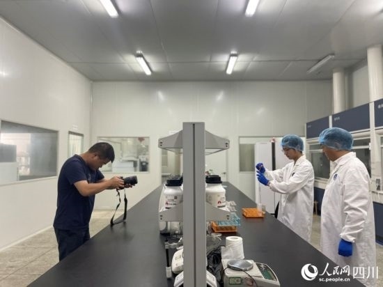 記者在位于成都市大邑縣的海光食品有限公司進行采訪。人民網(wǎng)記者 何旭攝