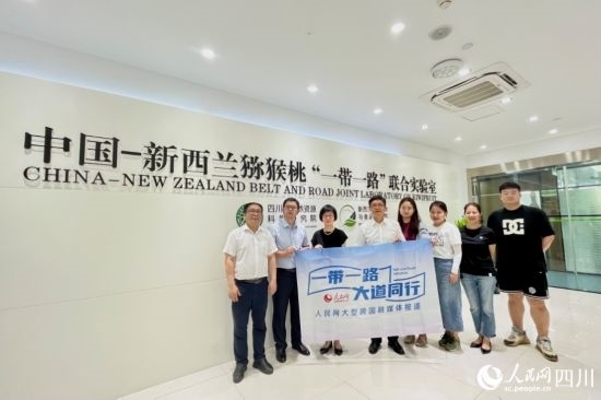 采訪團走進中國-新西蘭獼猴桃“一帶一路”聯(lián)合實驗室。人民網(wǎng)記者 朱虹攝