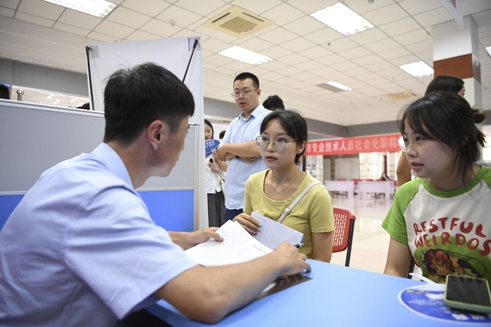 2023年7月29日，“揚(yáng)就業(yè)之帆，啟夢想之旅”2023年寧夏（銀川）離校未就業(yè)高校畢業(yè)生招聘會(huì)在寧夏（銀川）人力資源服務(wù)產(chǎn)業(yè)園舉行。求職者（右）在招聘會(huì)現(xiàn)場與用人單位交流。新華社記者 馮開華 攝