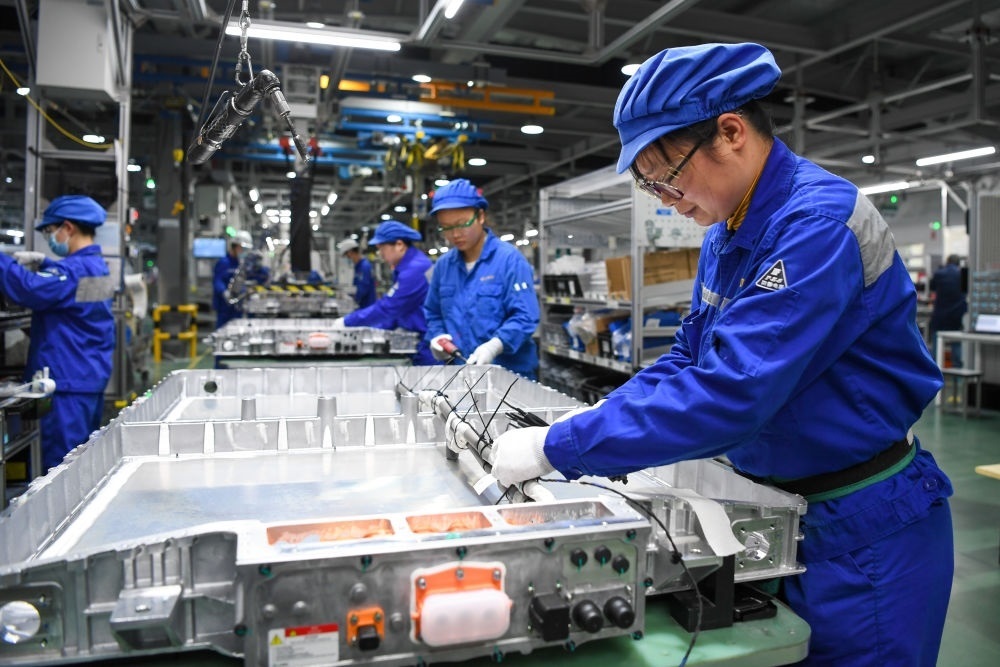 在位于江蘇常州溧陽的上汽時(shí)代動(dòng)力電池系統(tǒng)有限公司，工人在車間進(jìn)行電池生產(chǎn)（2023年2月16日攝）。常州市擁有鋰電池電芯及配套生產(chǎn)企業(yè)120余家，動(dòng)力電池產(chǎn)業(yè)2022年實(shí)現(xiàn)產(chǎn)值超1700億元。新華社記者 李博 攝