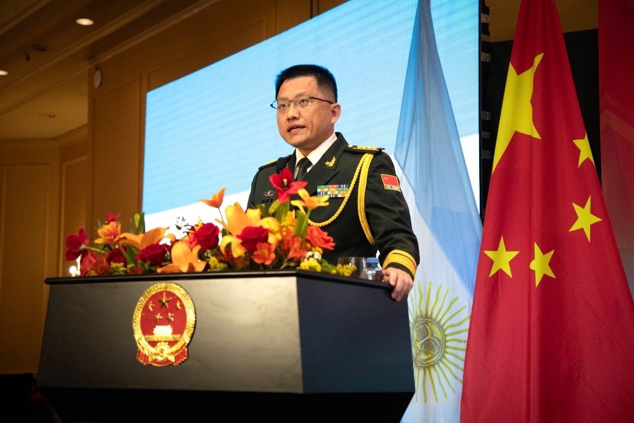 中國駐阿根廷大使館武官劉淼大校致辭。中國駐阿根廷大使館供圖
