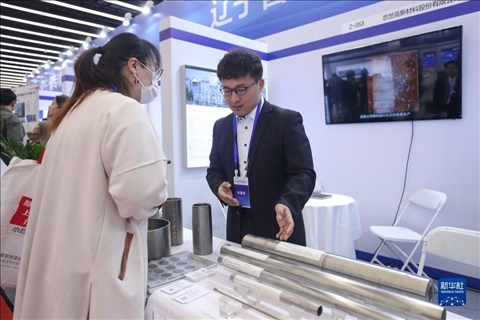 4月8日，參展商在2023中國中小企業(yè)發(fā)展大會“專精特新”中小企業(yè)展覽會上向觀眾介紹產(chǎn)品。新華社記者 龍雷 攝