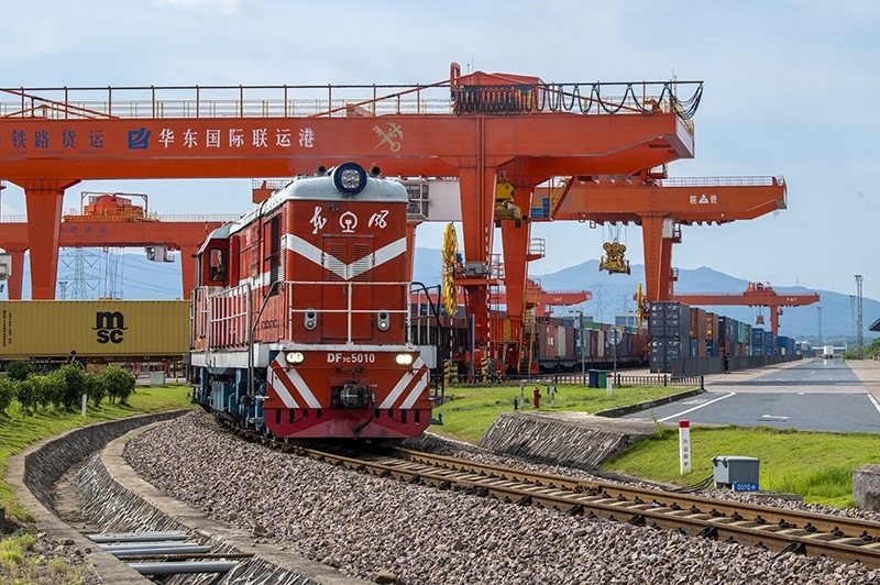 △2023年7月25日，在浙江省金華市華東國際聯(lián)運(yùn)港，一輛“義新歐”中歐班列裝載著110個(gè)標(biāo)箱日用百貨、家用電器、家裝材料等貨物，啟程駛向哈薩克斯坦。