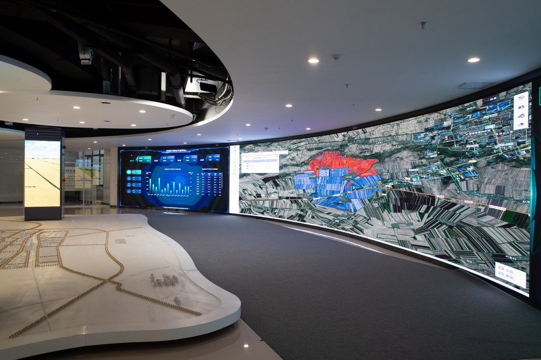 黑龍江省慶安縣數(shù)字農(nóng)業(yè)指揮中心平臺上展示的黑土地情況（4月26日攝）。新華社記者 張濤 攝