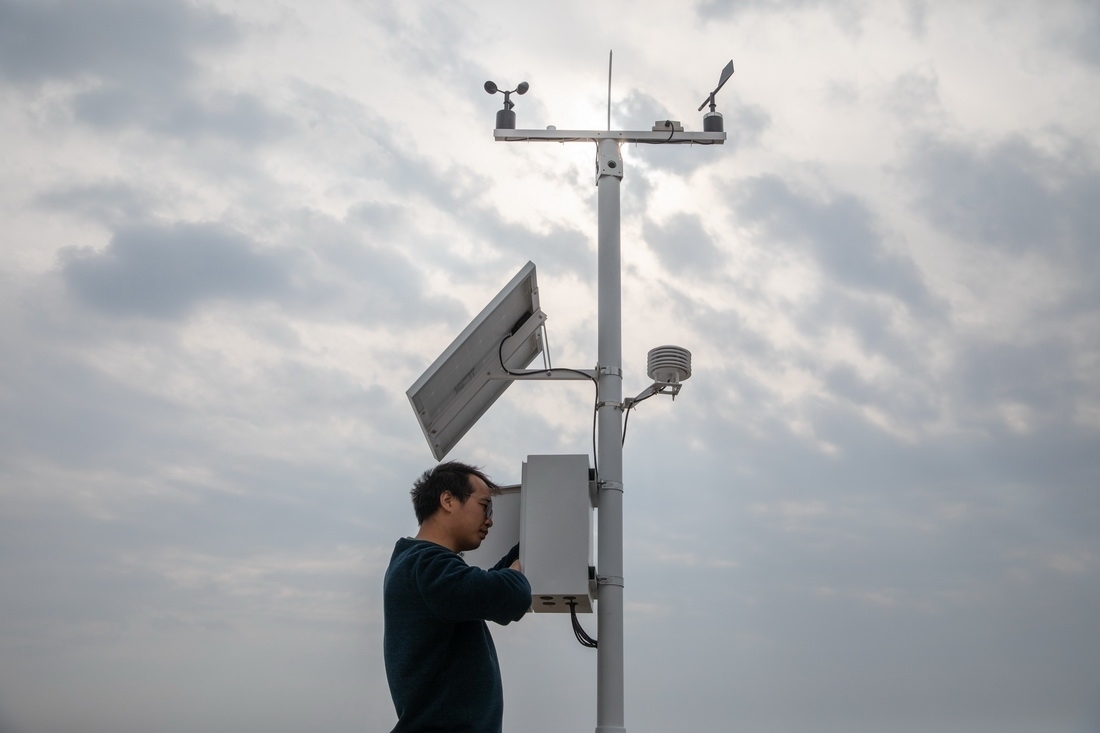 在北大荒集團閆家崗農(nóng)場有限公司農(nóng)業(yè)現(xiàn)代化示范區(qū)，工作人員在調(diào)試氣象設(shè)備（4月27日攝）。新華社記者 張濤 攝