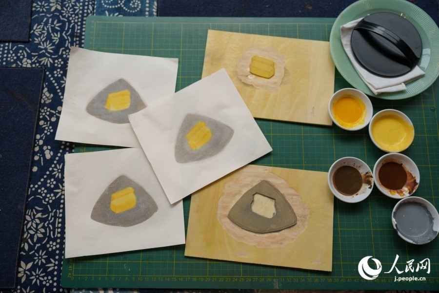 圖為丁未堂創(chuàng)作的木版畫及木版。人民網(wǎng)記者 張若涵攝