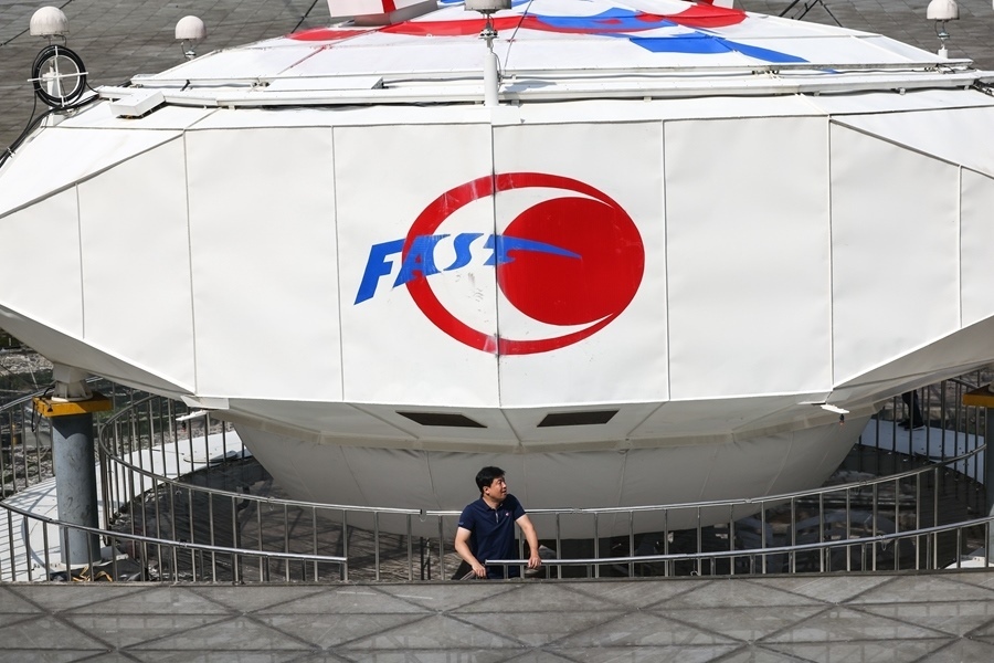 2022年8月25日，F(xiàn)AST運(yùn)行和發(fā)展中心常務(wù)副主任、總工程師姜鵬在饋源艙前（維護(hù)保養(yǎng)期間拍攝）。新華社記者 歐東衢 攝