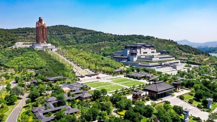 這是2023年6月8日拍攝的山東省曲阜市尼山圣境（無人機(jī)照片）。新華社記者 郭緒雷 攝