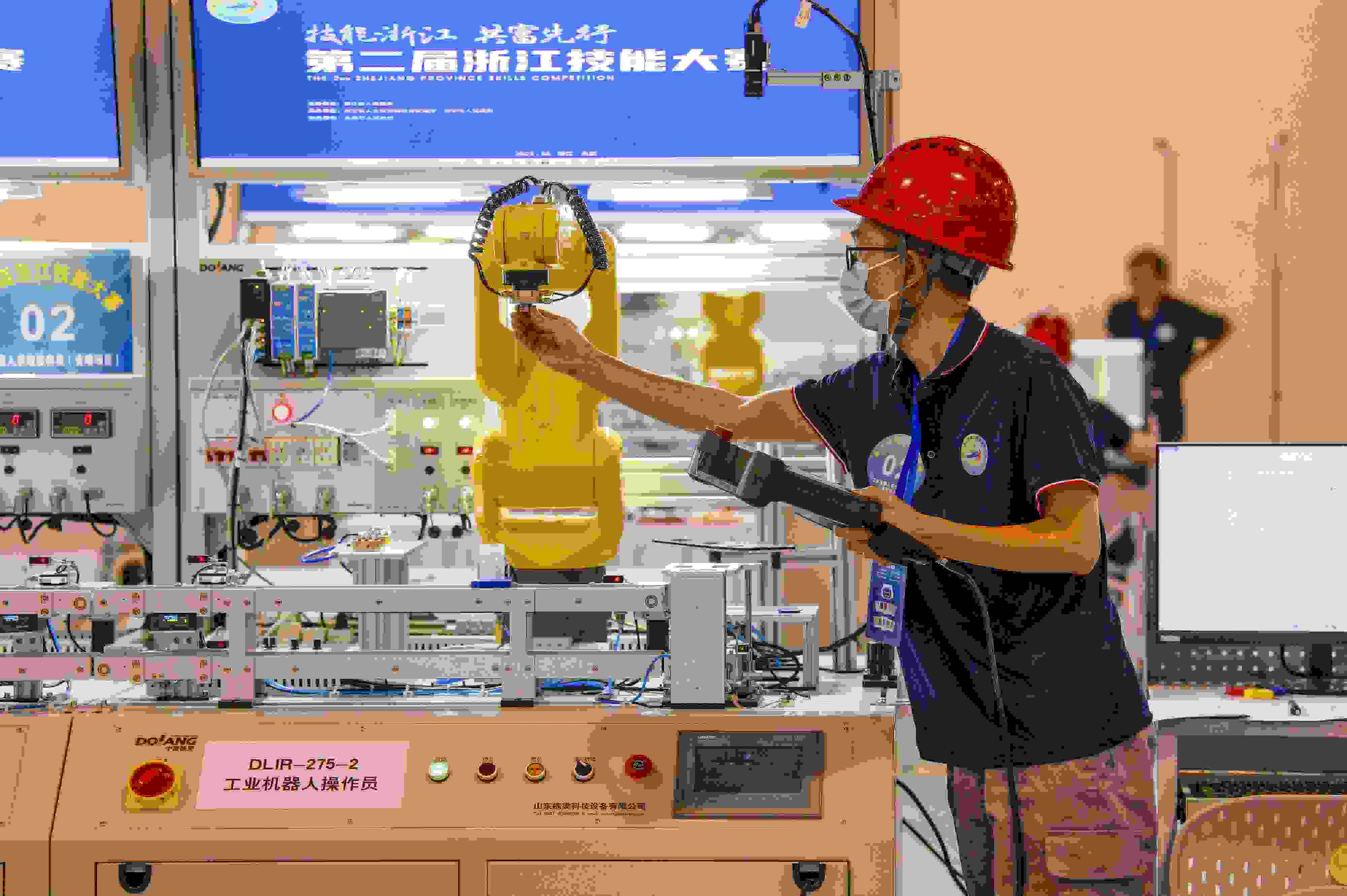 2023年6月19日，第二屆浙江技能大賽在永康市國際會展中心舉行。參賽選手在進行工業(yè)機器人系統(tǒng)操作員項目比賽。